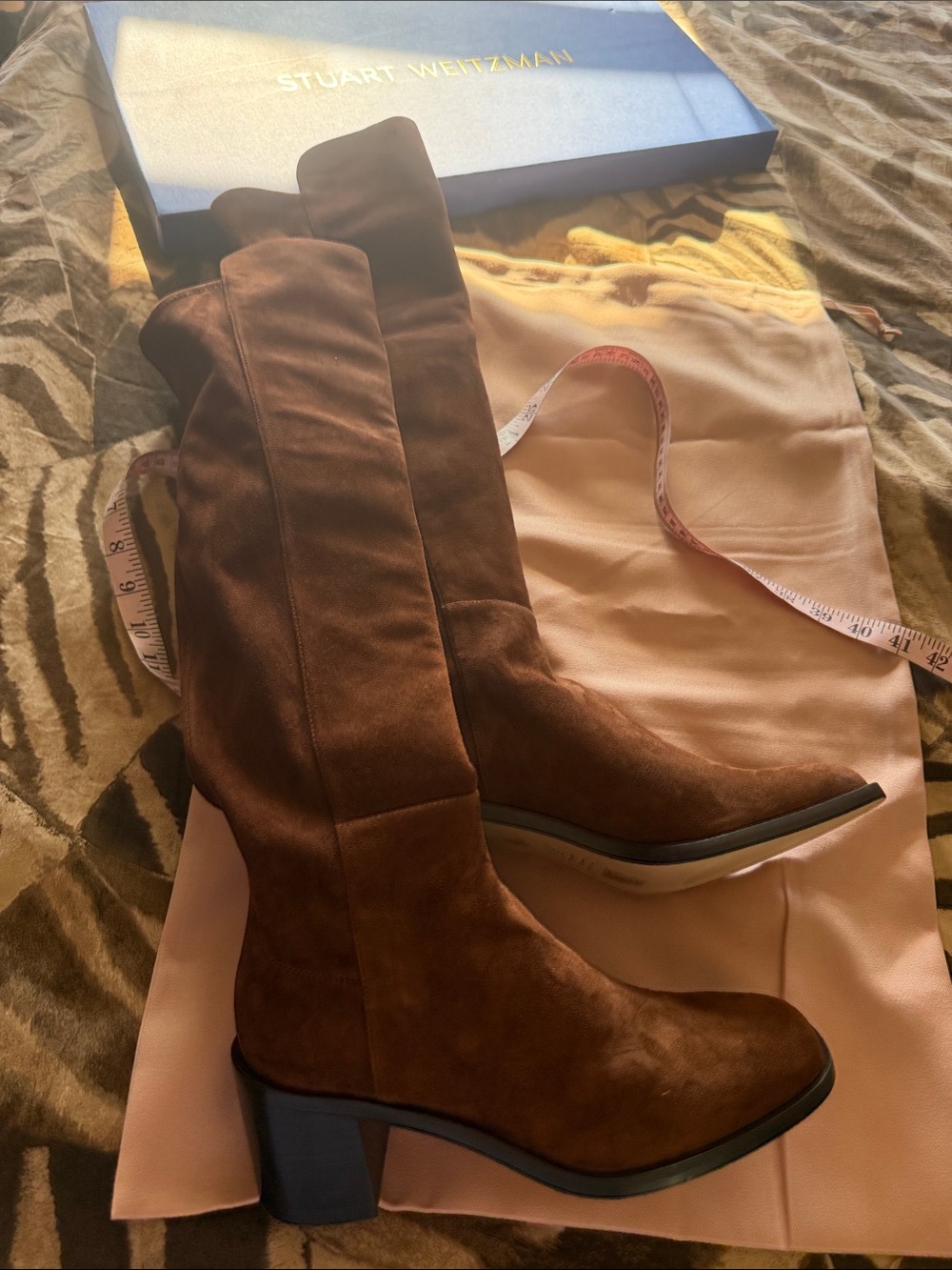 STUAR WEITZMAN
Women's Finn 50/50 Boots
Color: Deep Coffee Suede
SIZE: 8.5 - Picture 14 of 15